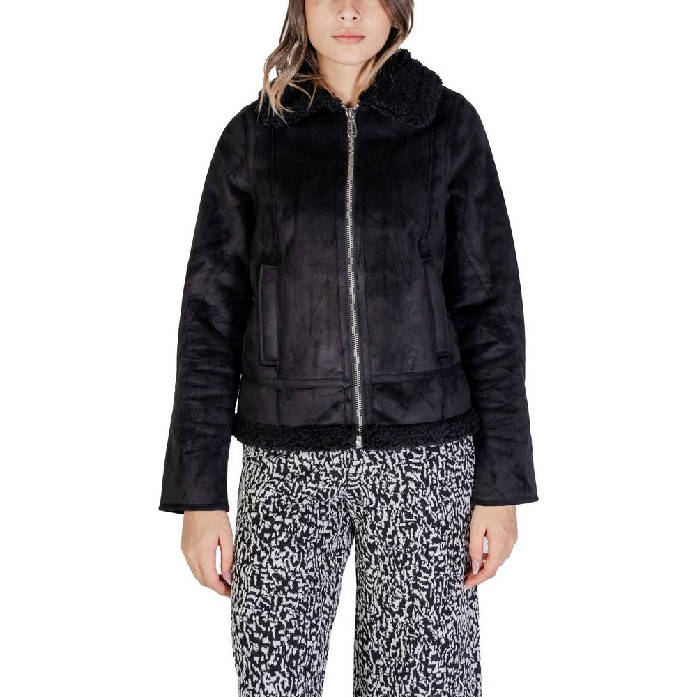 Woman wearing Street One black polyester jacket, part of the fall/winter collection, featuring a soft texture and front zipper closure.