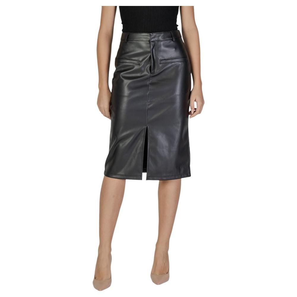 Vila Clothes black polyester skirt for women, fall/winter collection, featuring a sleek design and front slit for a stylish look.