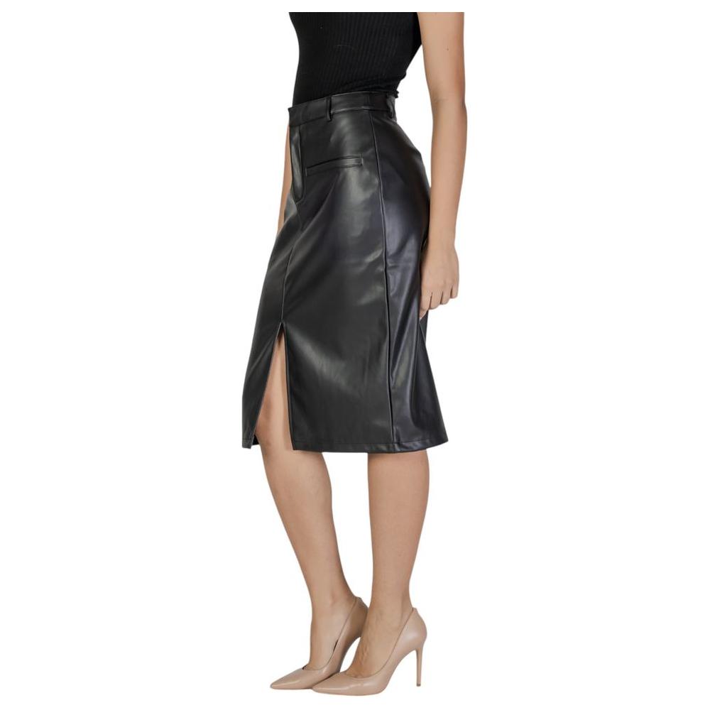 Woman wearing Vila Clothes black polyester skirt with front slit, perfect for fall/winter fashion collection.