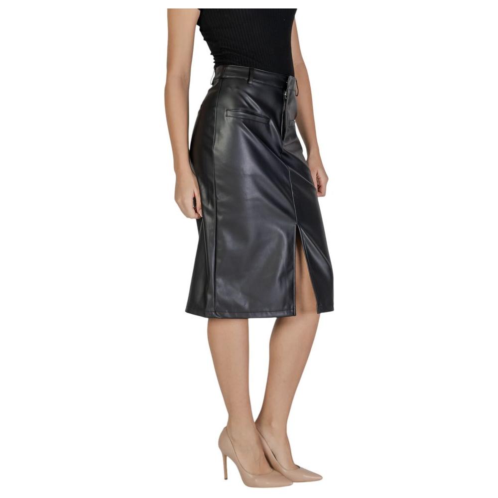 Woman wearing Vila Clothes black polyester fall skirt, side slit, perfect for fall and winter collection, women's fashion.