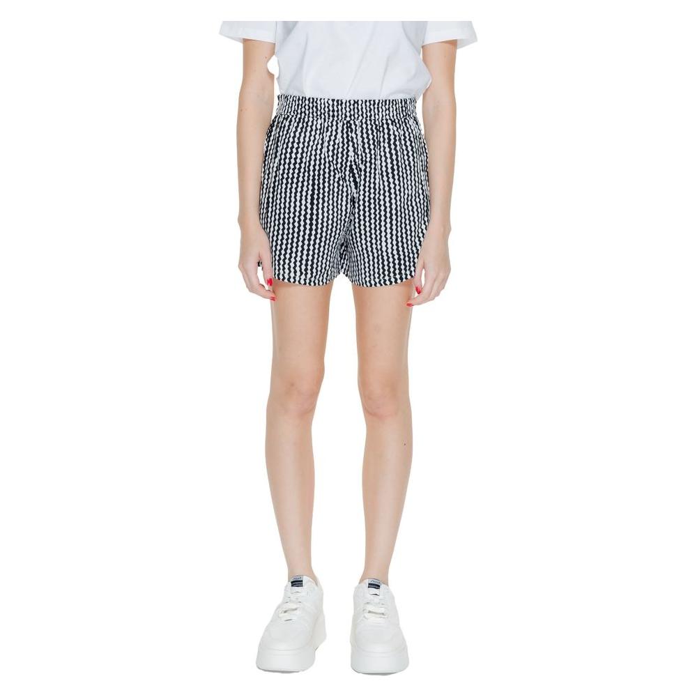 Women's spring/summer only black viscose shorts, featuring 100% viscose composition.