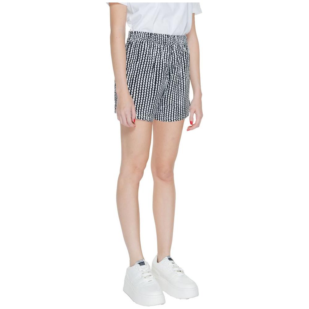 Women's spring/summer black viscose shorts with elastic waistband offering a casual look.