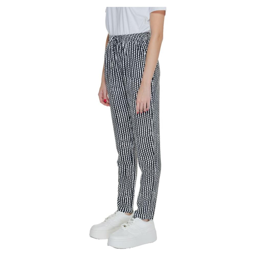 Women's black viscose pants, spring/summer collection, 100% viscose, regular fit, side view with white sneakers.