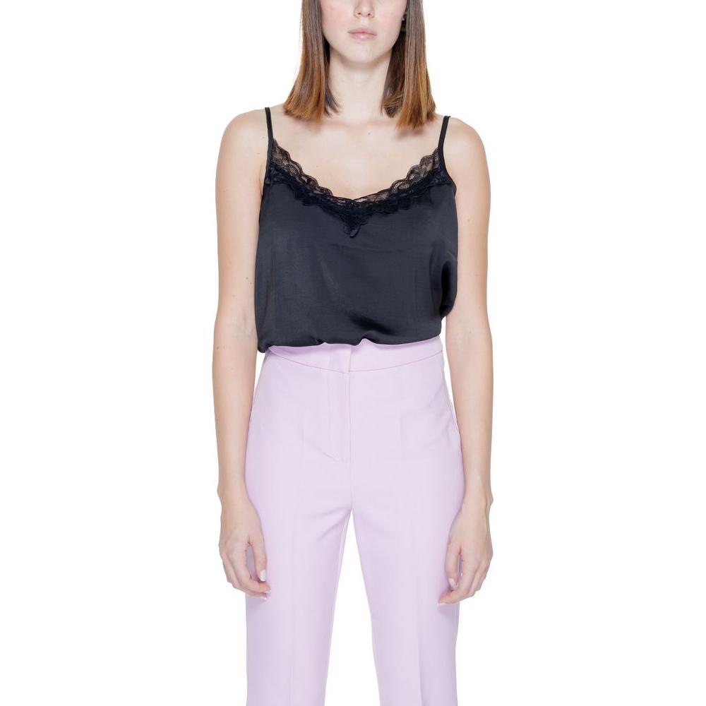 Jacqueline De Yong black polyester tank top with lace trim, worn by a woman in pastel pink trousers, perfect for spring-summer fashion.