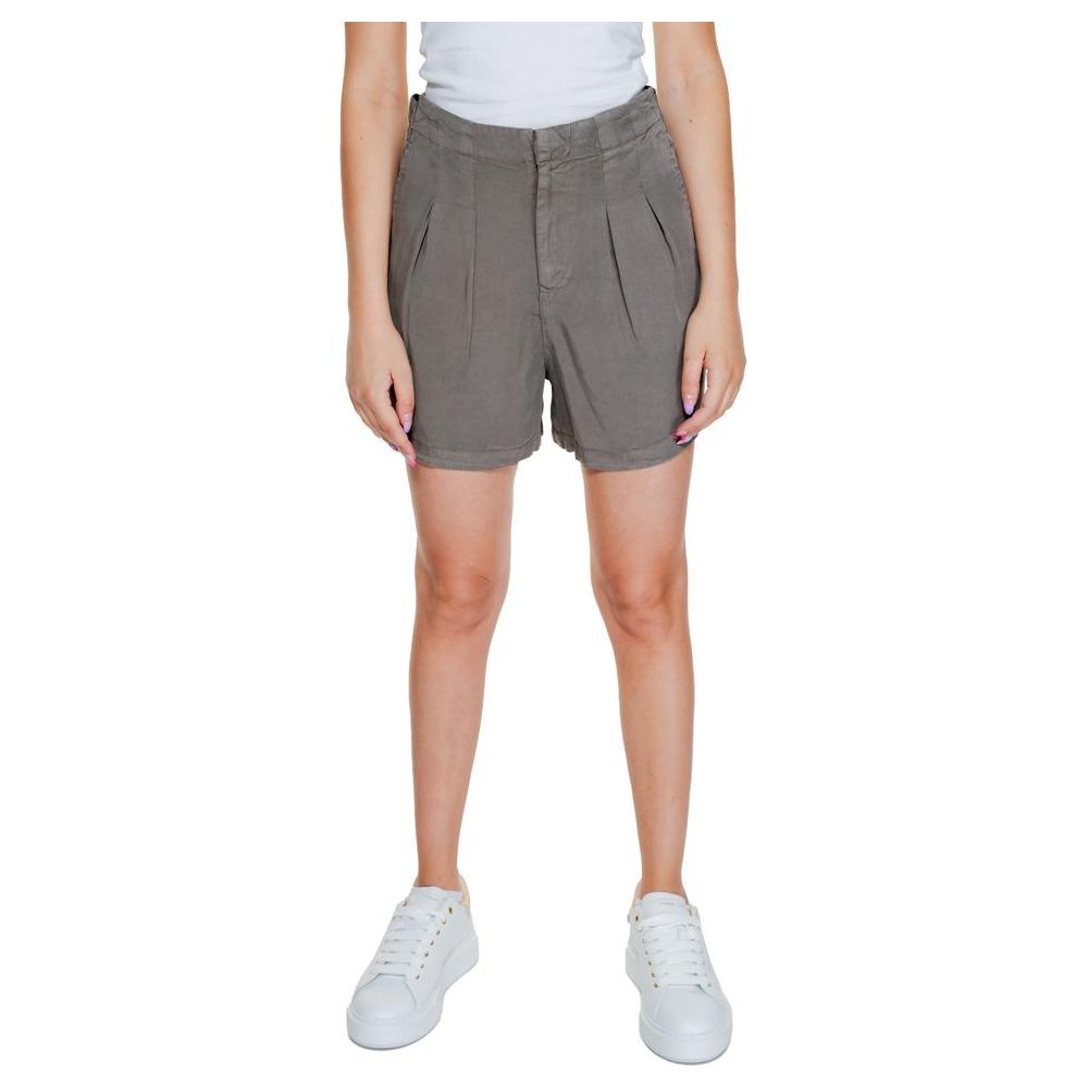 Woman wearing Vero Moda gray Lyocell shorts, spring/summer collection, perfect for casual wear, featuring comfortable and stylish design.