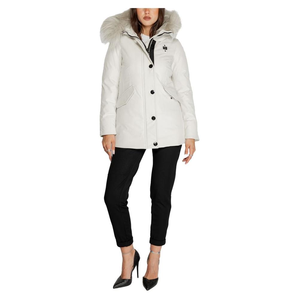Woman wearing Blauer white polyester winter jacket with fur hood, from the fall/winter collection, featuring elegant design and warmth.