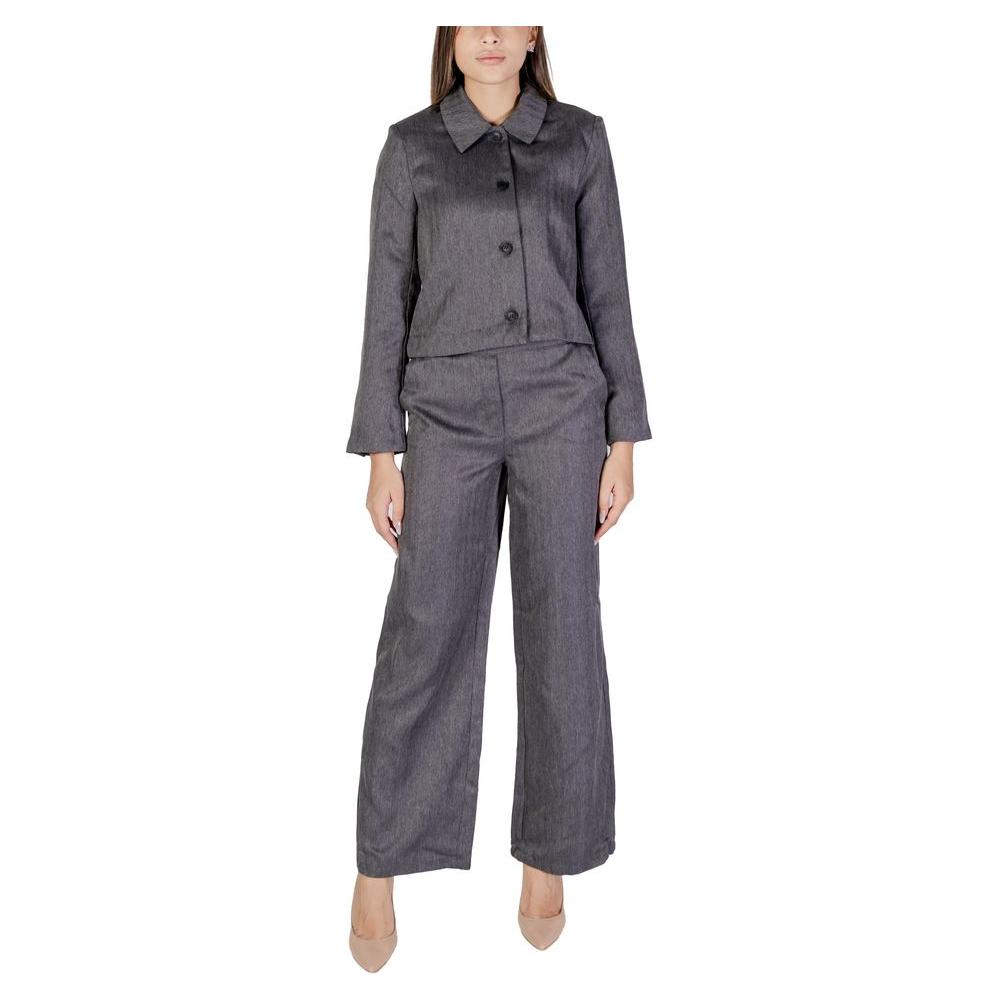 Woman wearing a Jacqueline De Yong gray polyester blazer suit, perfect for fall and winter fashion.