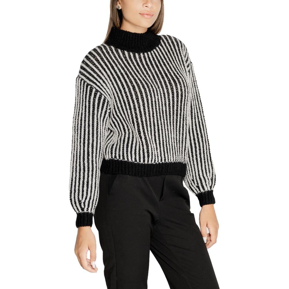 Jacqueline De Yong black and white striped polyester sweater, women's knitwear for fall/winter, sustainable fashion with recycled materials.