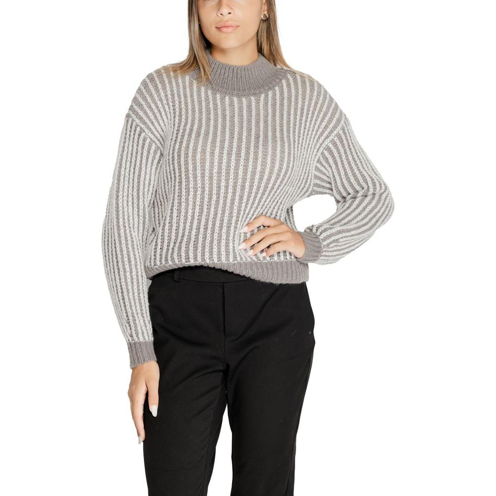 Woman wearing Jacqueline De Yong gray polyester sweater, fall/winter collection, featuring knit design with recycled materials.