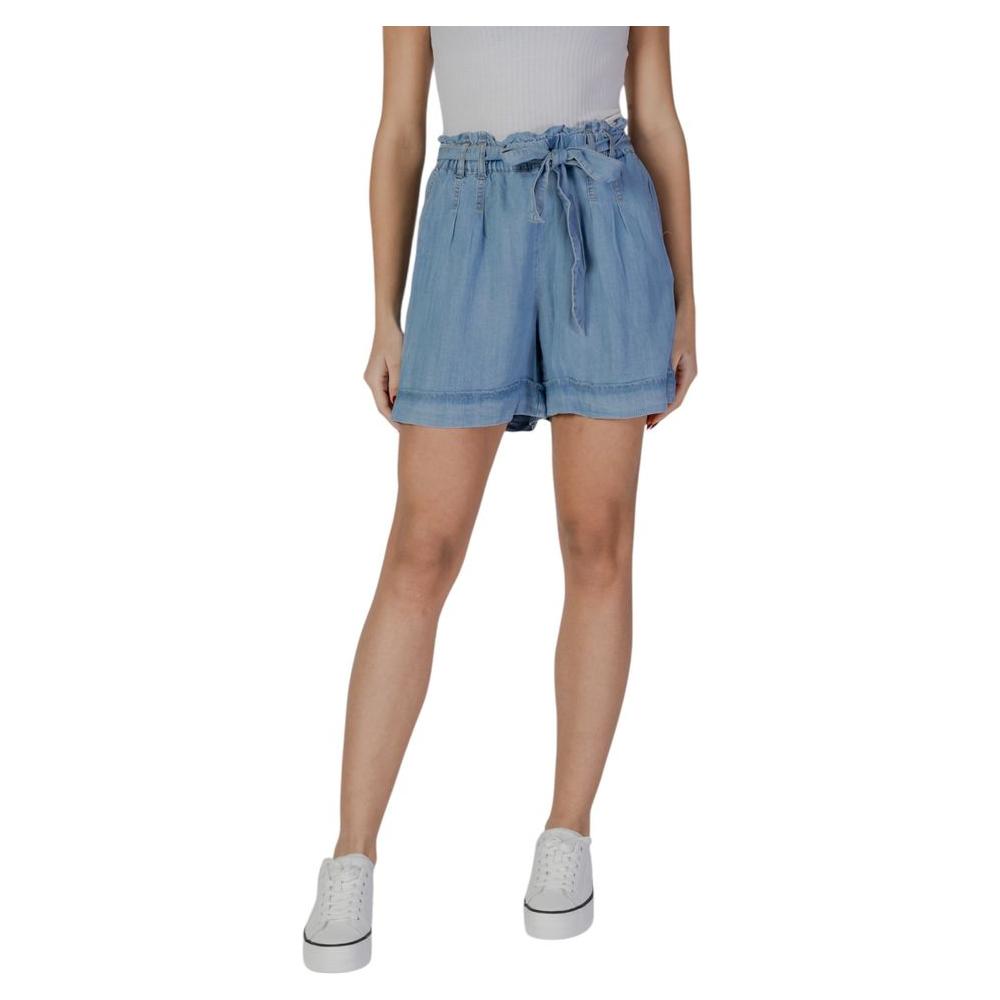 Woman wearing B.Young light blue Lyocell shorts, spring/summer collection, casual style with a drawstring waist.