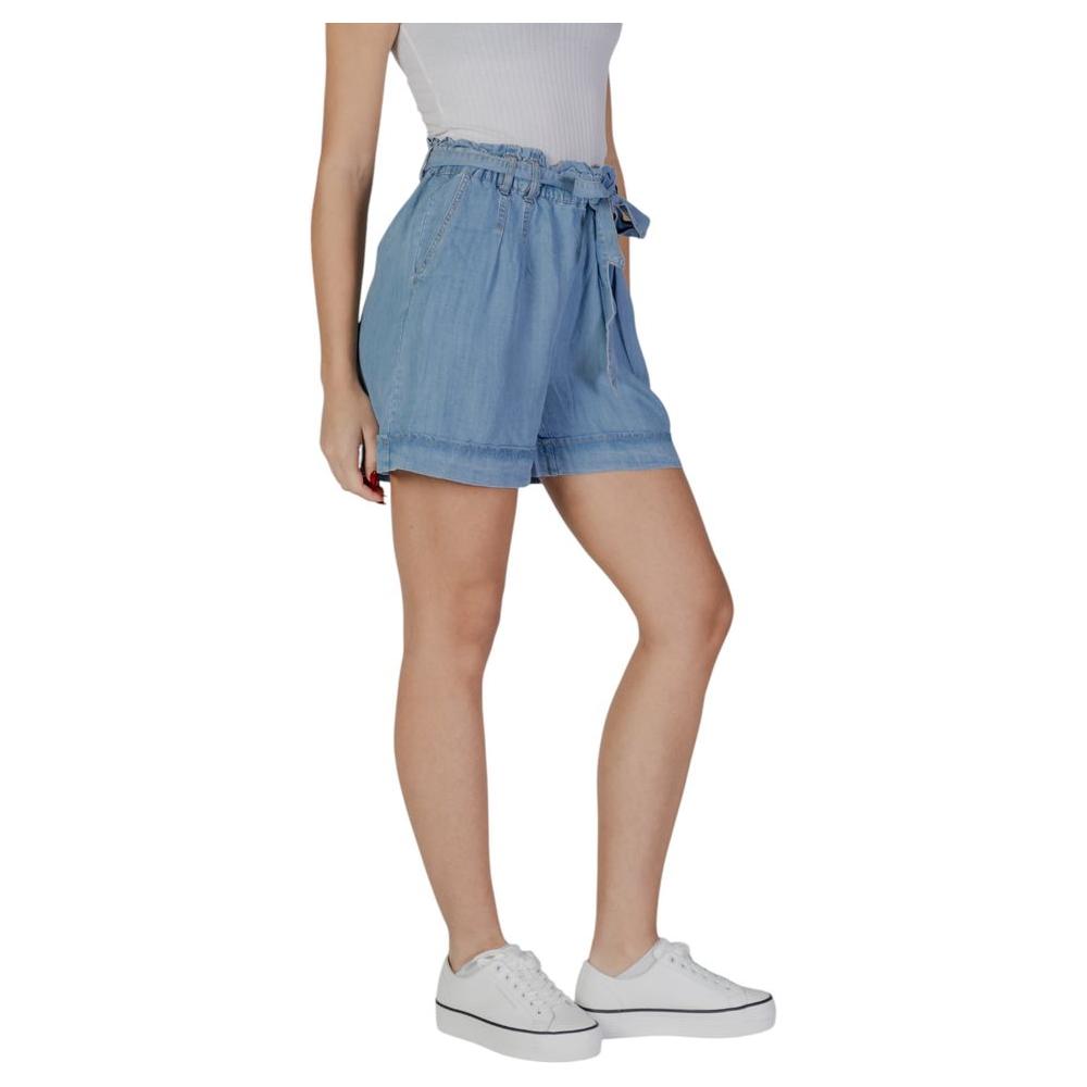Woman wearing B.Young light blue lyocell shorts, part of spring/summer collection, with a tie waist, showcasing casual women's fashion.