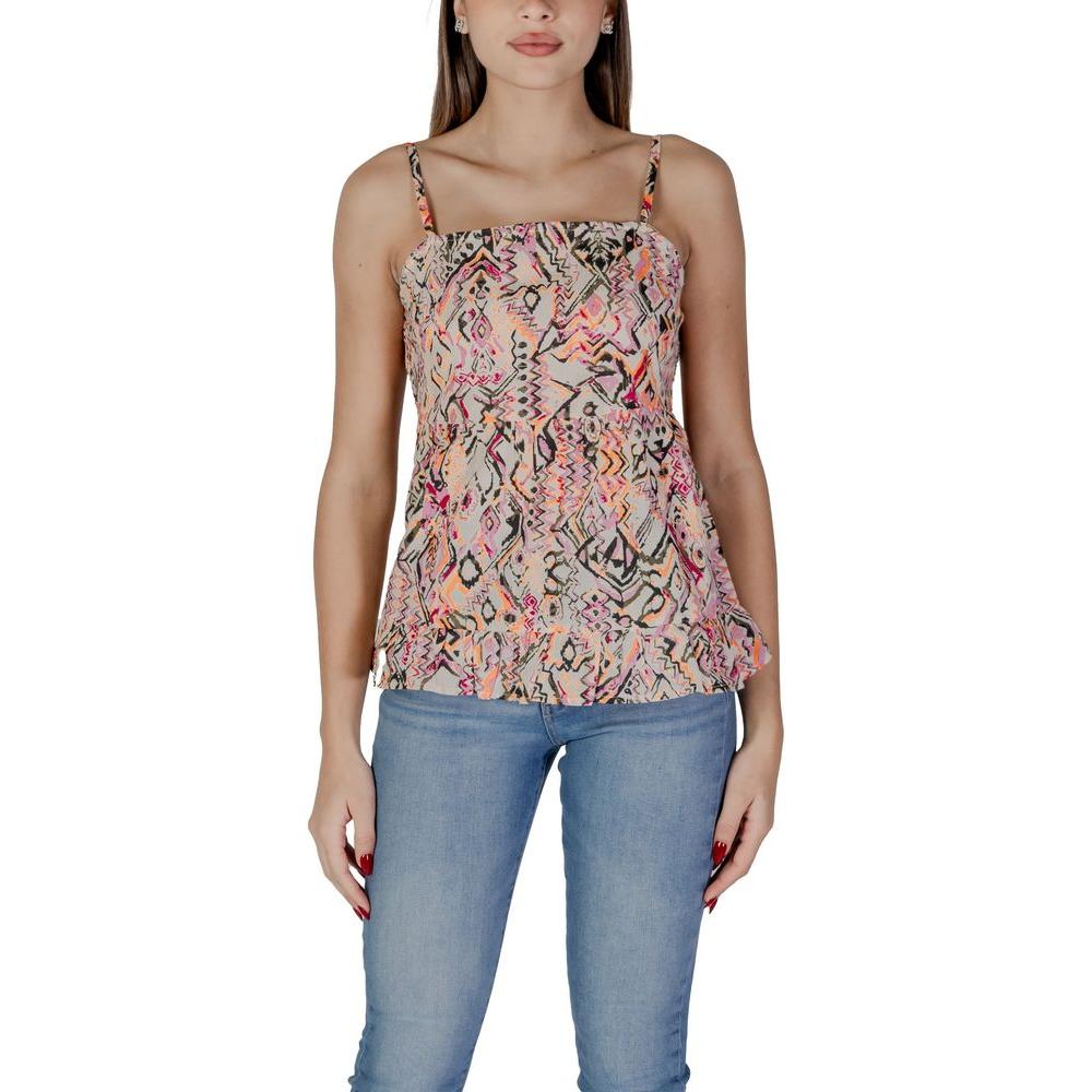 Woman wearing a B.Young multicolor cotton top from the Spring/Summer collection, ideal for women's casual fashion. 100% cotton.