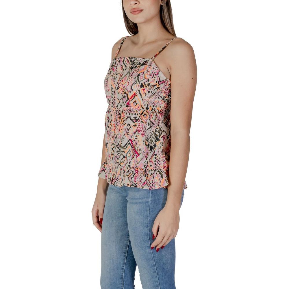 Woman wearing a B.Young multicolor cotton top, featuring a vibrant pattern, perfect for spring/summer fashion.