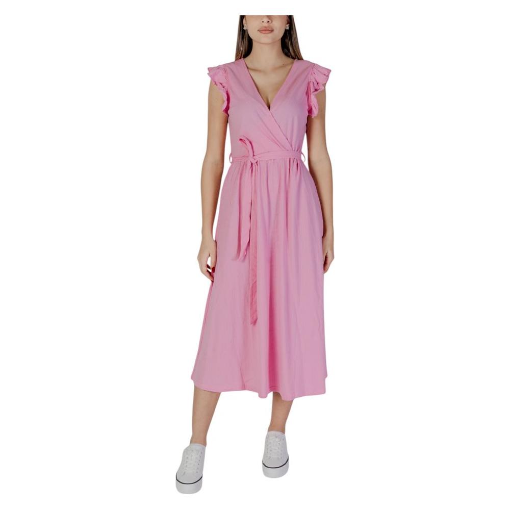 Model wearing pink midi dress with V-neck and tie waist, showcasing B.Young's multicolor cotton dress collection for spring/summer.