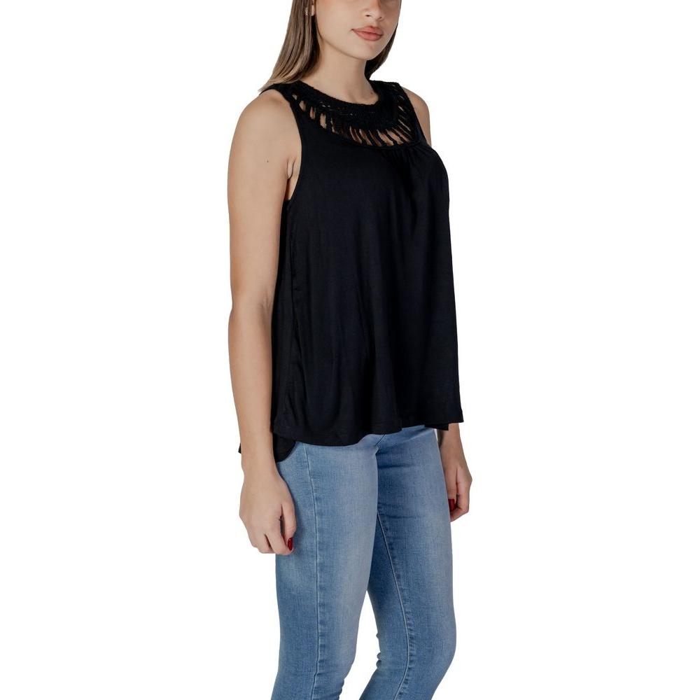 Woman wearing B.Young black viscose top, part of Spring/Summer collection, featuring sleeveless design and elegant neckline