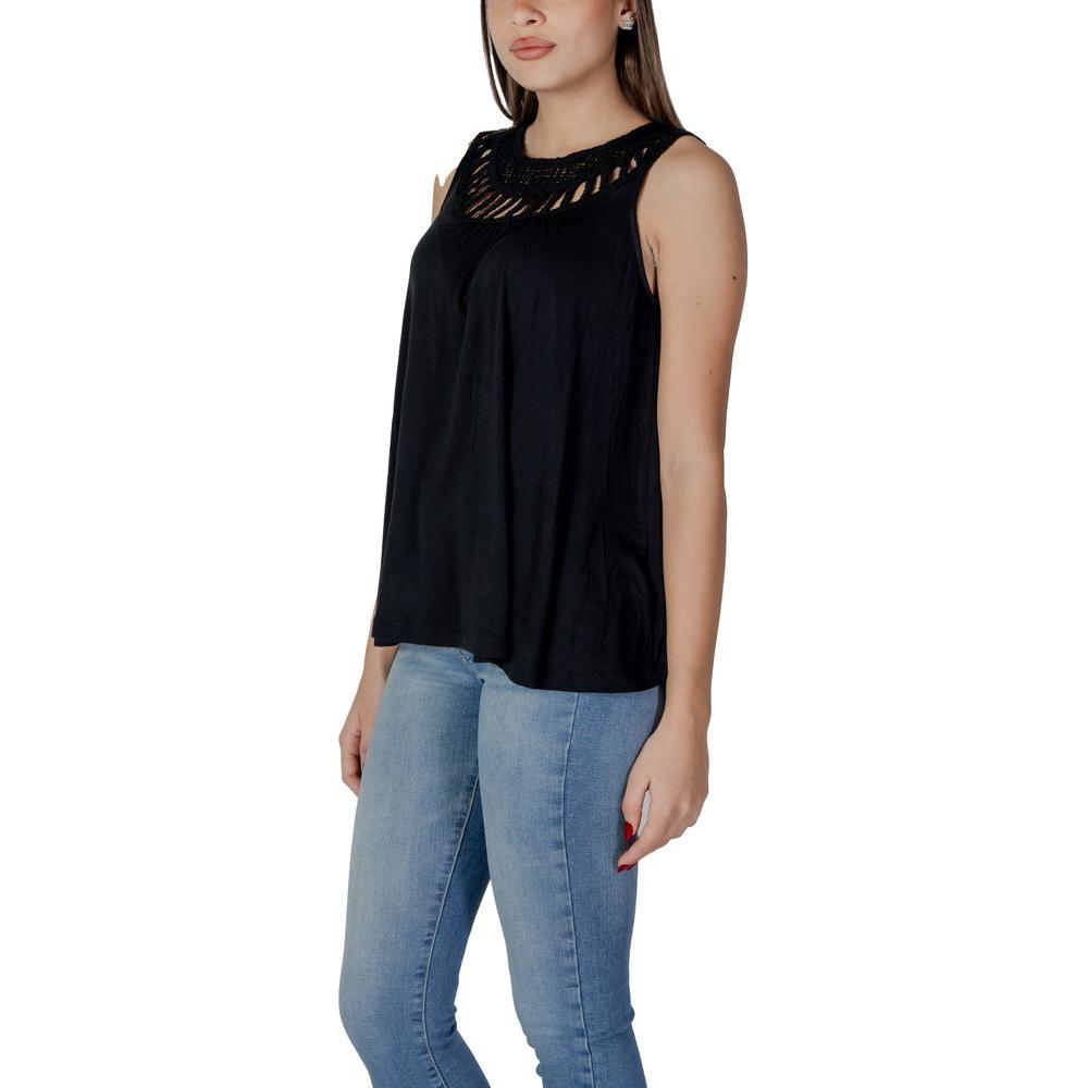 Woman wearing a B.Young black viscose t-shirt from the spring/summer collection, perfect for casual outings.