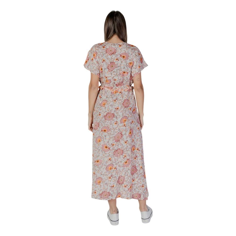 Back view of B.Young multicolor cotton dress from the spring/summer collection, featuring a floral pattern on a lightweight fabric.