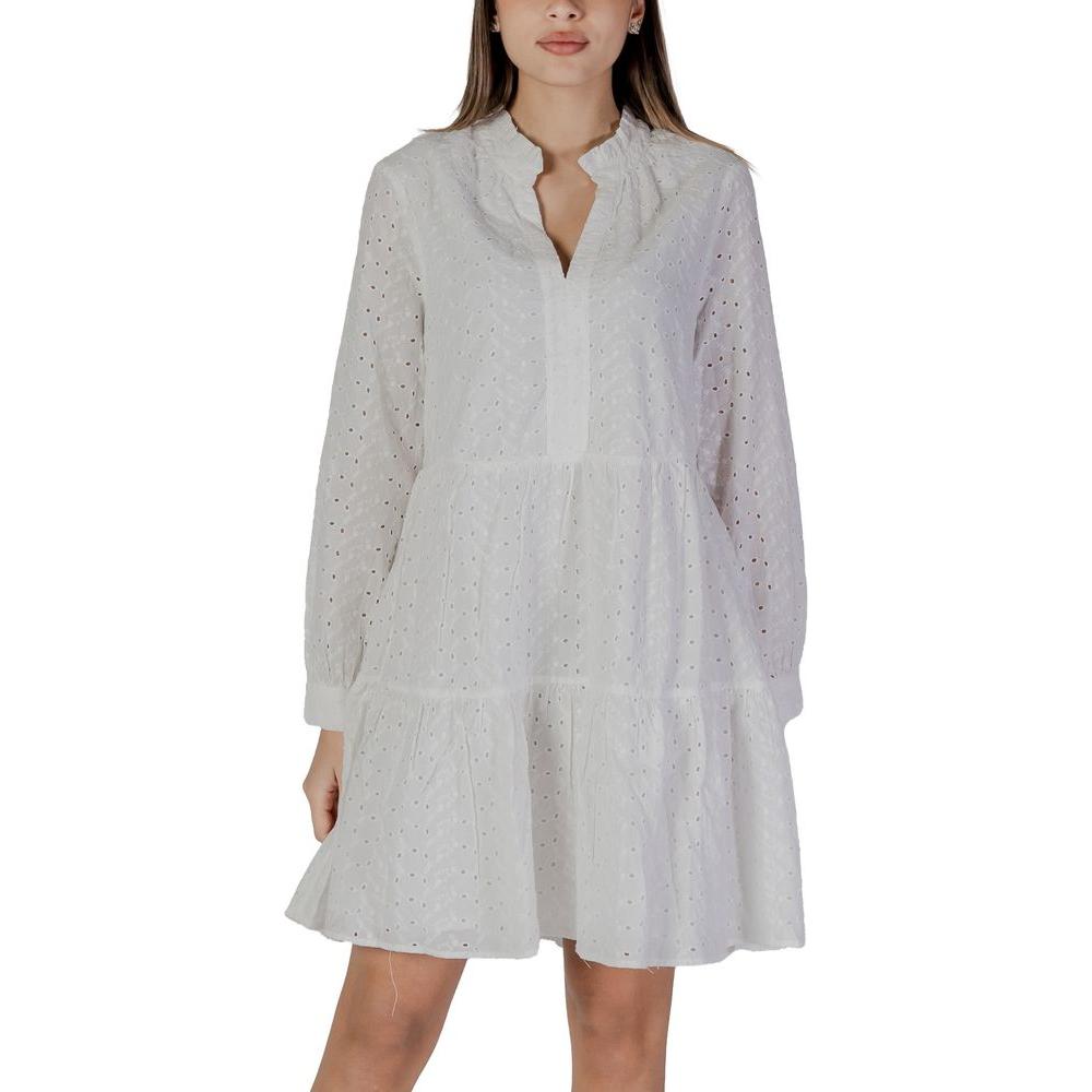 B.Young white cotton dress with eyelet details, perfect for spring and summer. Women’s casual and elegant fashion.