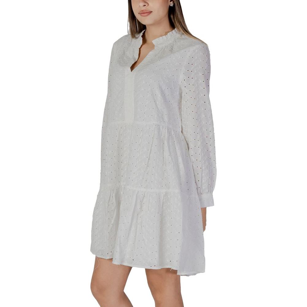 Elegant B.Young white cotton dress, perfect for spring/summer collection, featuring a stylish design and 100% cotton composition.
