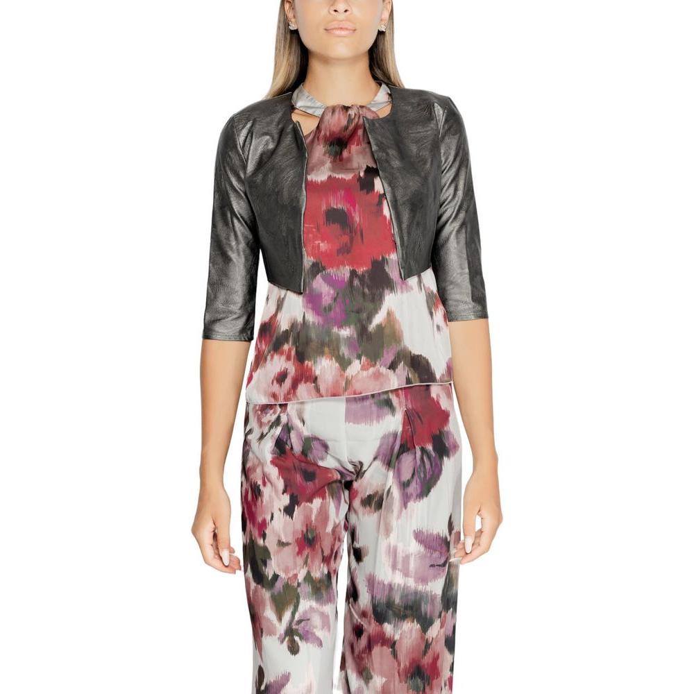 Woman wearing Rinascimento gray shoulder cover over colorful floral top, part of Fall/Winter collection, made of 100% polyurethane.