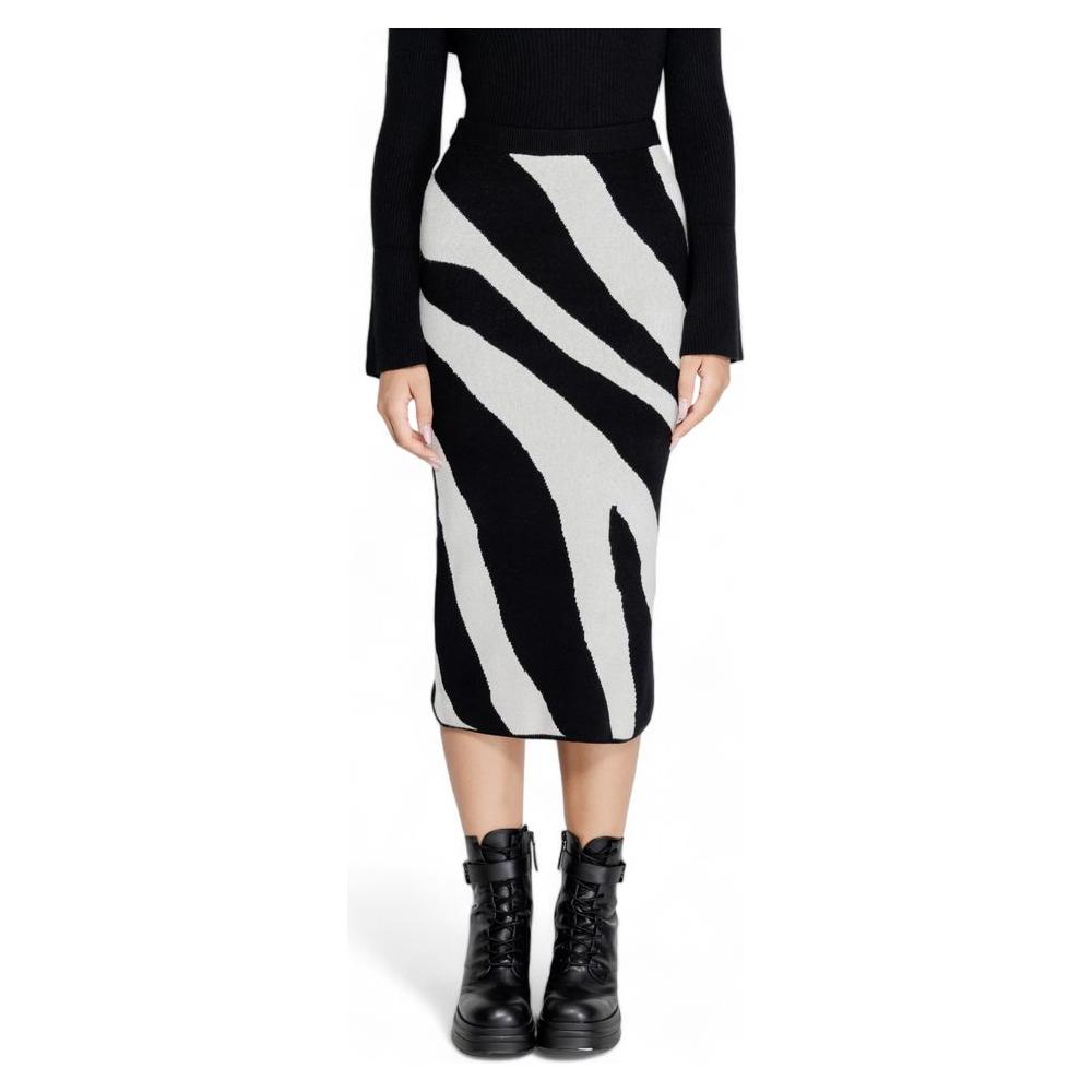 Black and white zebra-striped skirt paired with black boots, part of Vero Moda's Fall/Winter collection for women's skirts.