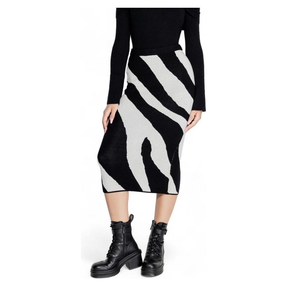 Vero Moda black and white viscose skirt for women, fall/winter collection, featuring a bold print, made of 60% viscose, 20% nylon, and 20% polyester.
