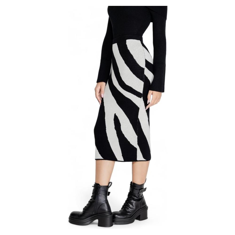 Vero Moda black viscose skirt for women, fall/winter collection, featuring a midi length with striped design, paired with black boots