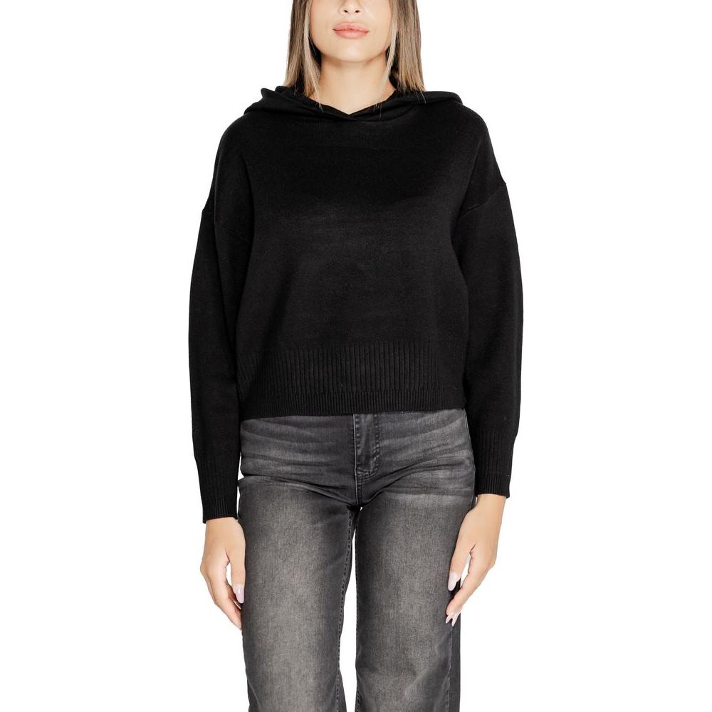 Vero Moda women's black viscose knitwear top, perfect for fall-winter collection, featuring polyester and nylon blend.