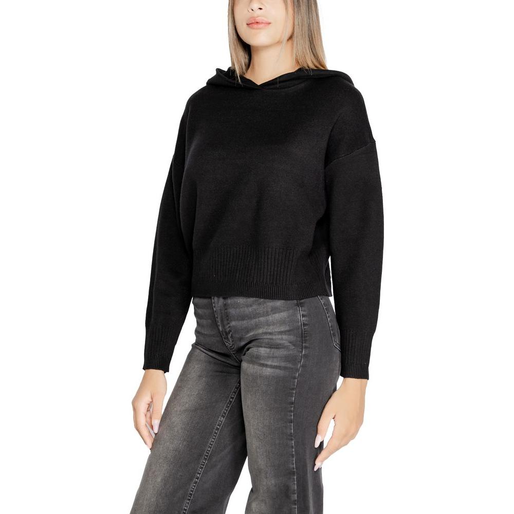 Vero Moda black viscose knitwear top, ideal for fall/winter collection, featuring a stylish design and comfortable fabric blend.