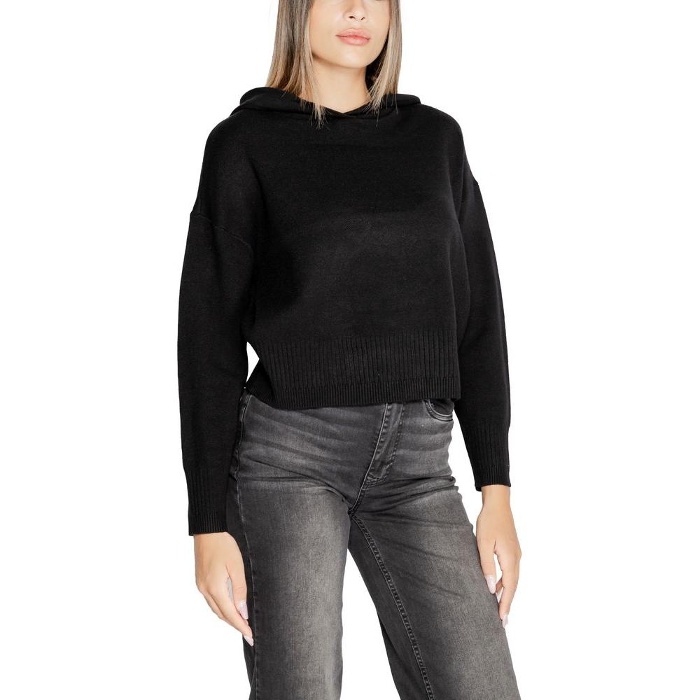 Vero Moda black viscose women's knitwear top, fall/winter collection, 50% viscose blend, casual and stylish design.