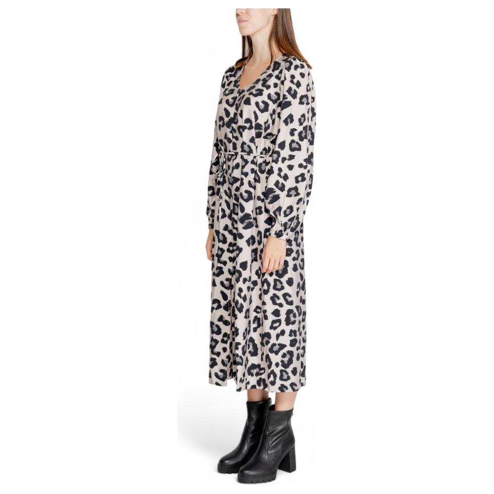 Jacqueline De Yong gray viscose dress with leopard print, fall/winter collection, long sleeve, paired with black ankle boots.