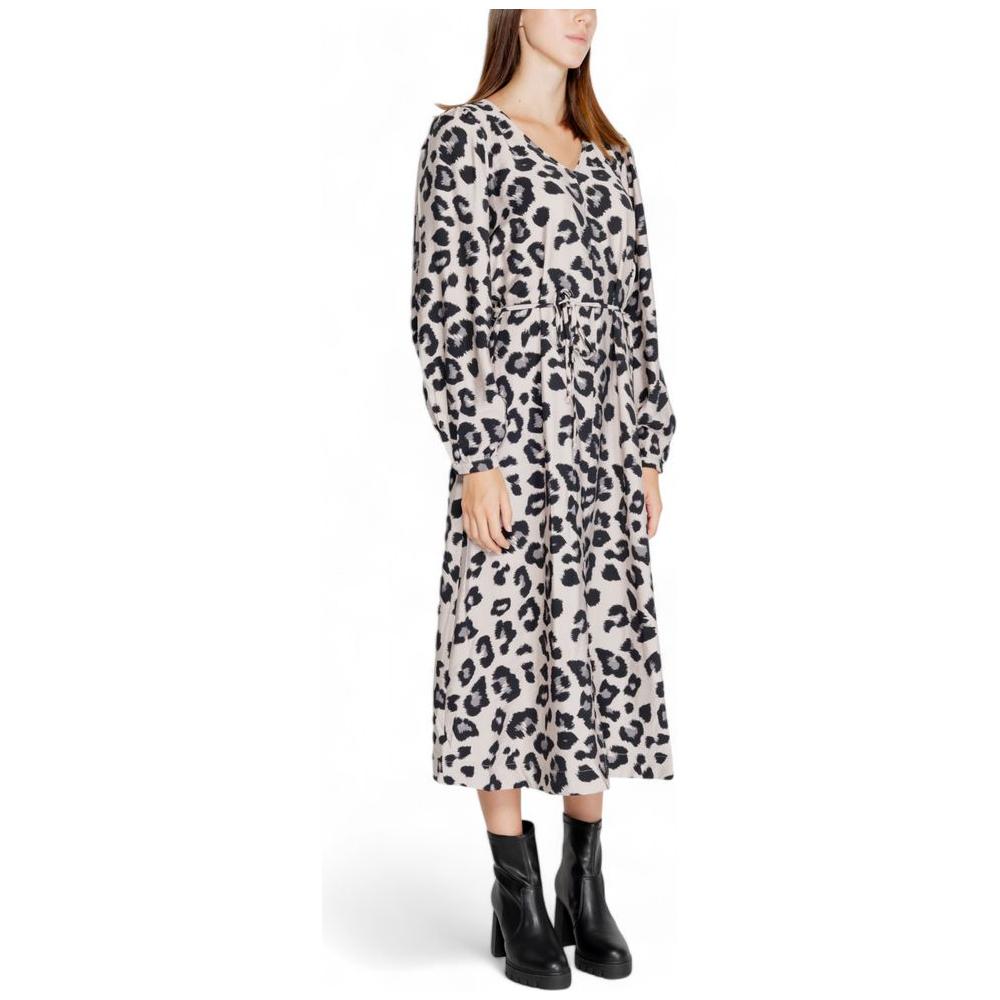 Jacqueline De Yong gray viscose dress with leopard print, part of women's fall/winter collection; 88% viscose, 12% nylon.