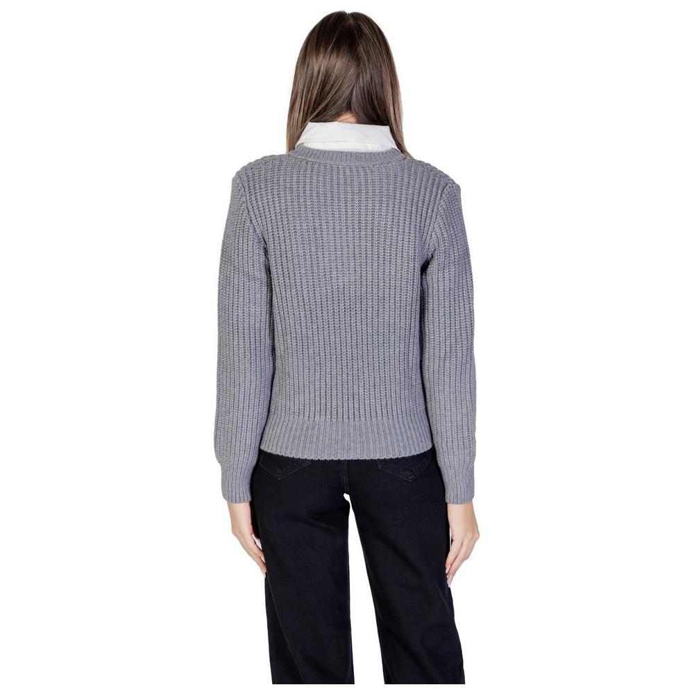 Back view of a woman wearing a gray Morgan De Toi viscose sweater, part of the fall/winter women's knitwear collection.