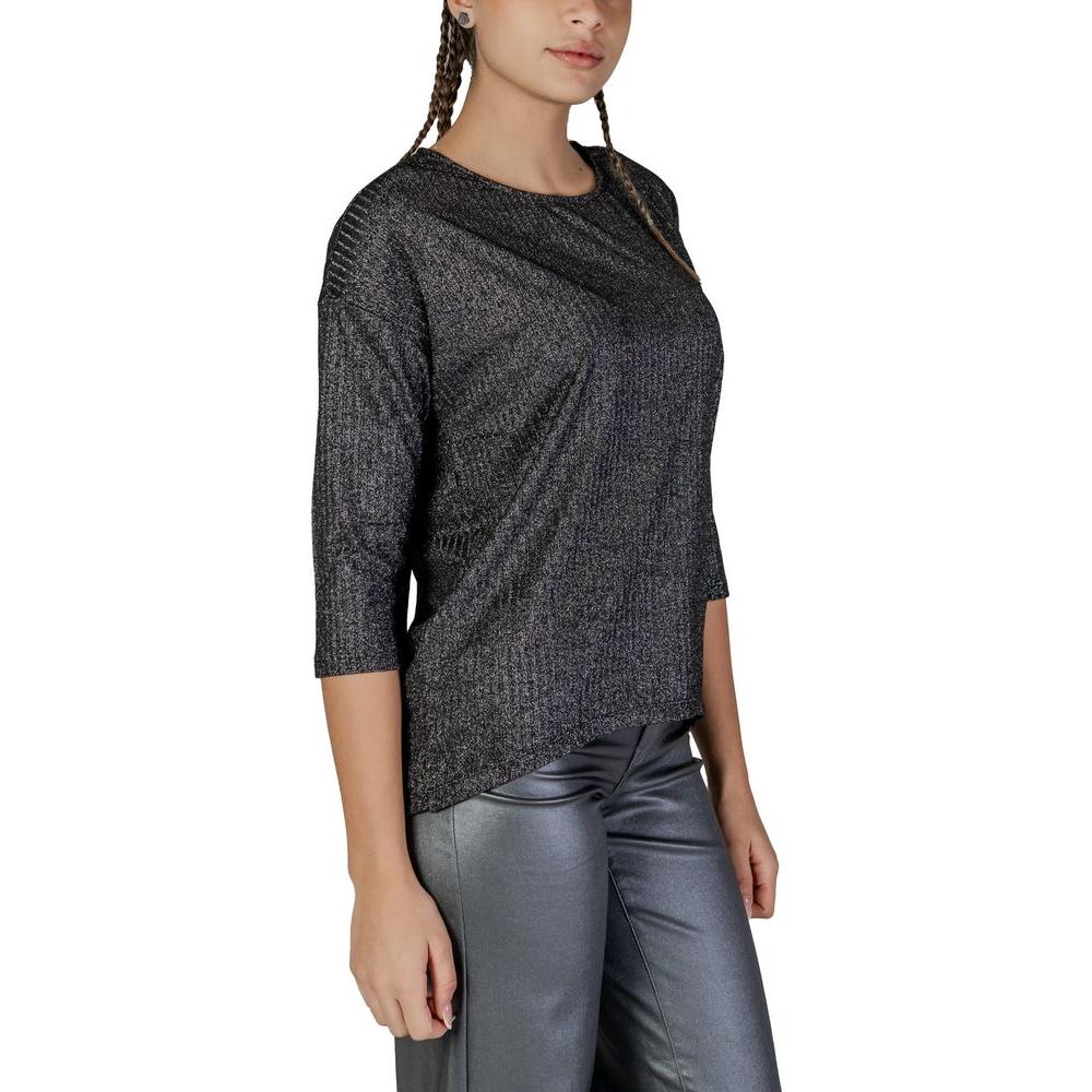 Women wearing Vero Moda Bicolor Recycled Polyester long sleeve t-shirt, fall/winter collection