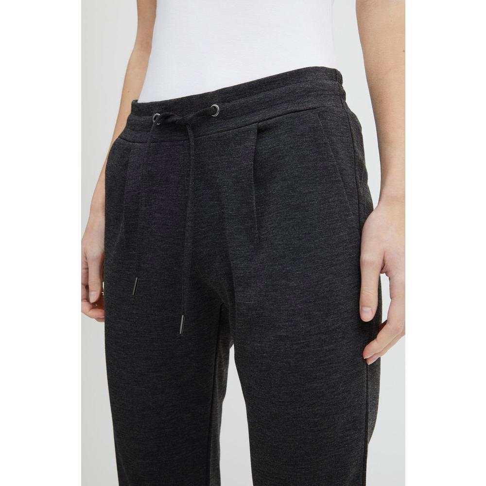 Woman wearing ICHI gray polyester cigarette pants from the Fall/Winter collection, highlighting comfort and modern style.