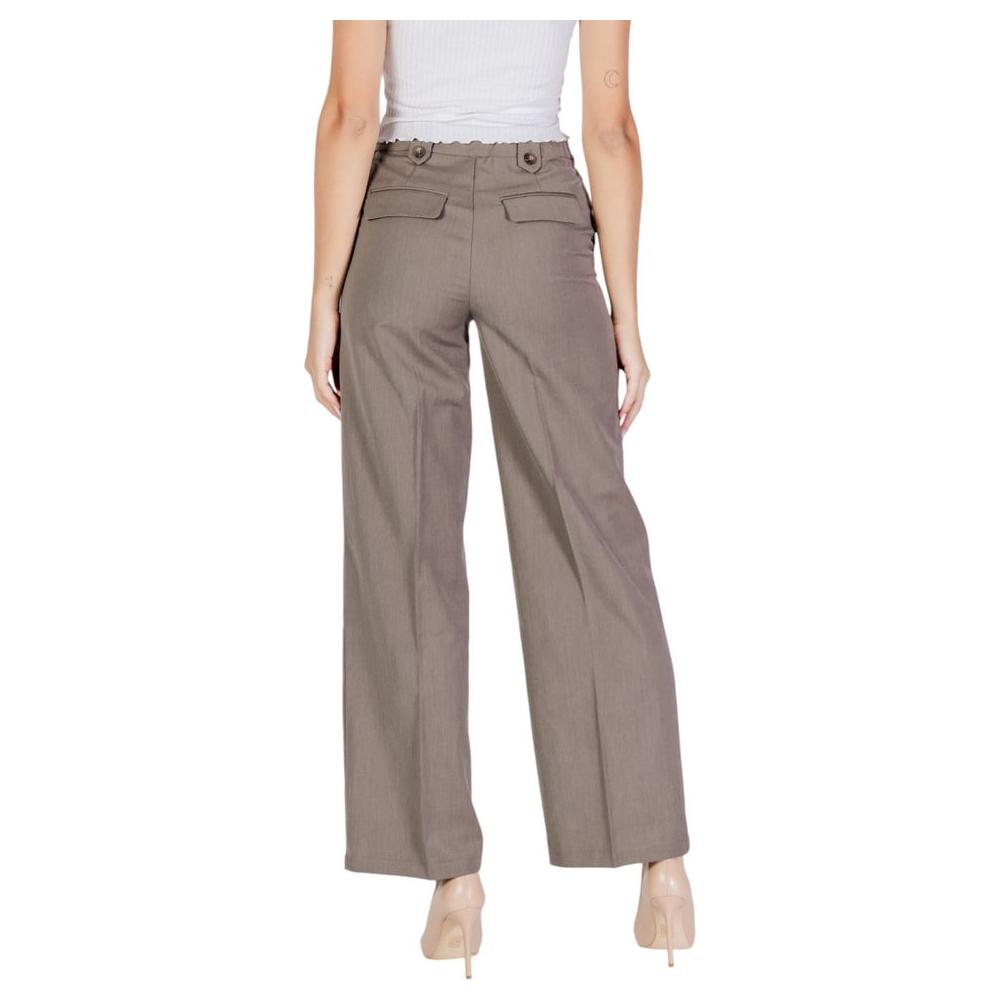 Back view of women's gray polyester wide-leg pants for fall/winter collection made of 62% polyester, 29% viscose, 9% elastane.