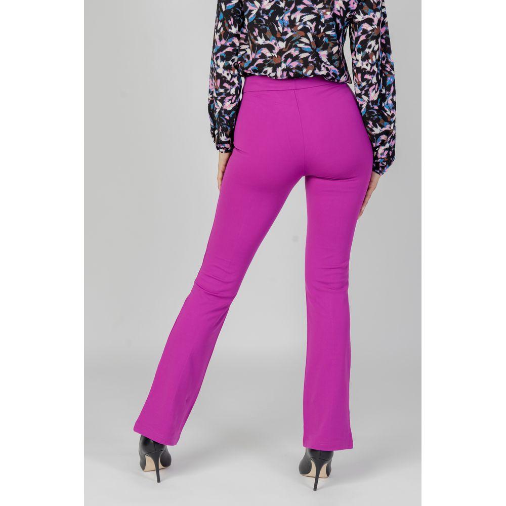 Back view of women's pink viscose cigarette pants, ideal for fall/winter fashion, composed of 63% viscose, 32% nylon, 5% spandex.