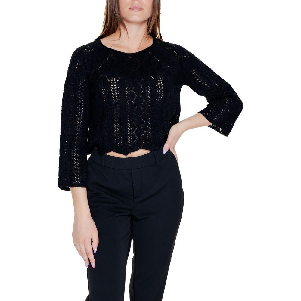 Woman wearing Vero Moda black cotton t-shirt from spring/summer collection, featuring a stylish jersey design with 60% cotton and 40% acrylic.