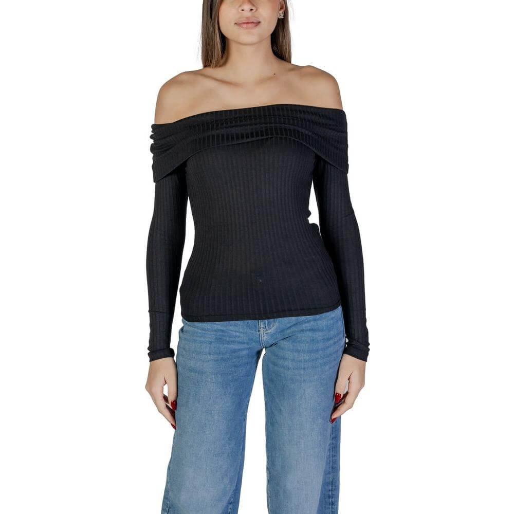Jacqueline De Yong black viscose off-shoulder top for women, fall/winter collection, featuring long sleeves and ribbed design.