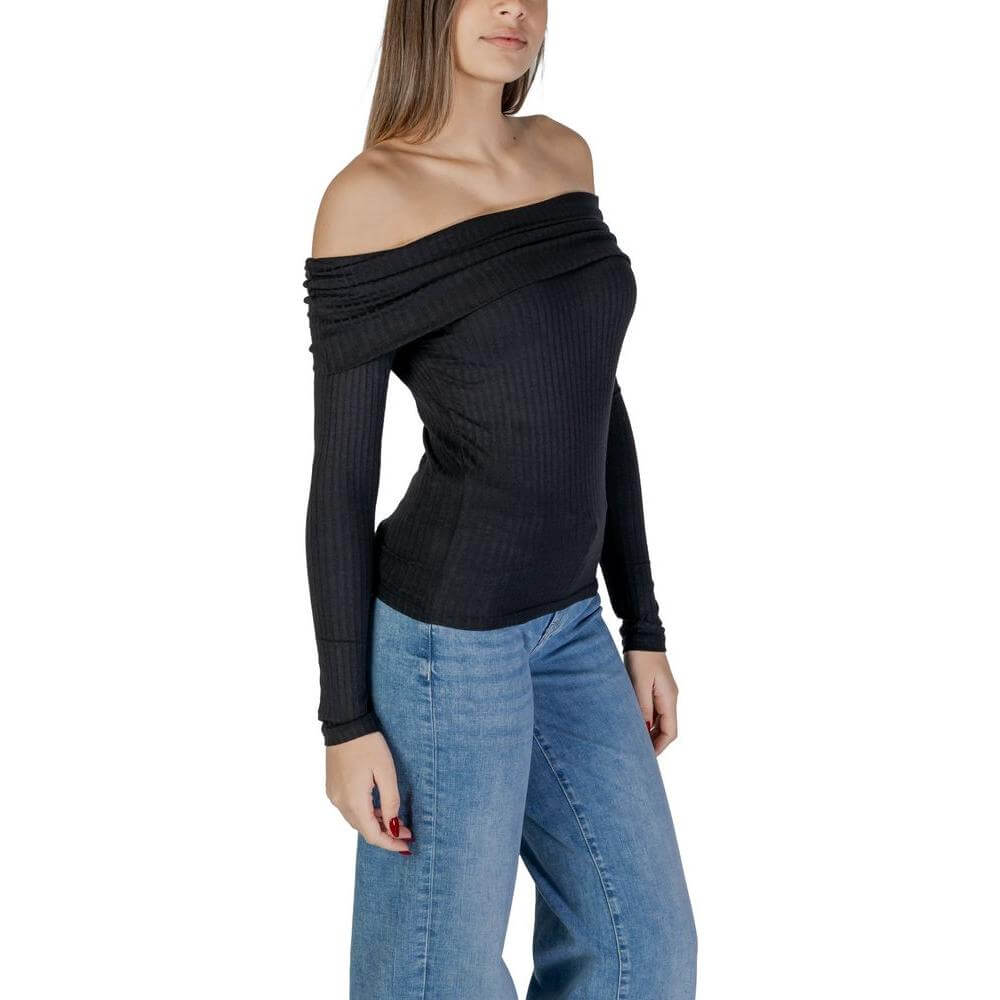 Jacqueline De Yong black viscose off-shoulder top with long sleeves, perfect for fall-winter. Stylish women’s sweatshirt in cozy fabric.