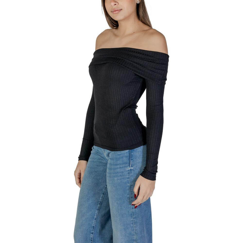 Jacqueline De Yong black viscose off-shoulder top for women, fall/winter collection, made of 75% viscose, paired with denim jeans.