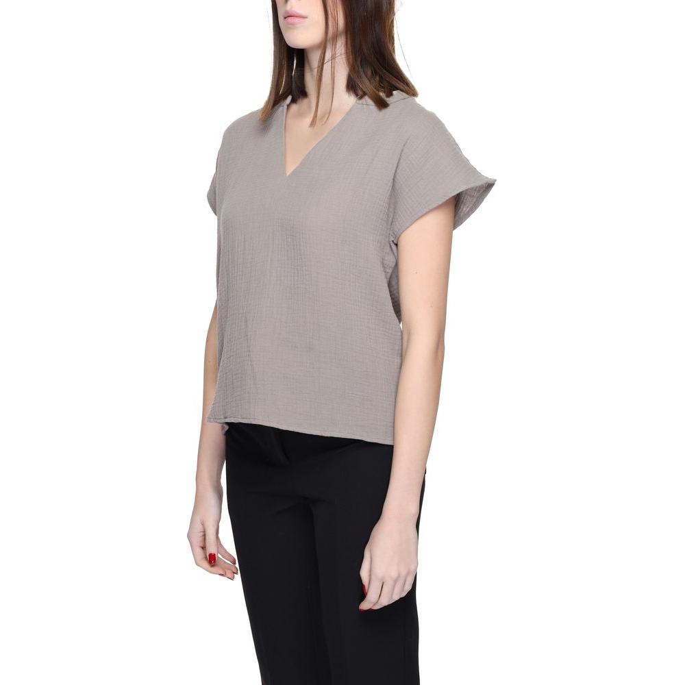 Jacqueline De Yong gray cotton shirt, women's short sleeve blouse, 80% cotton 20% recycled, eco-friendly fashion top for women.