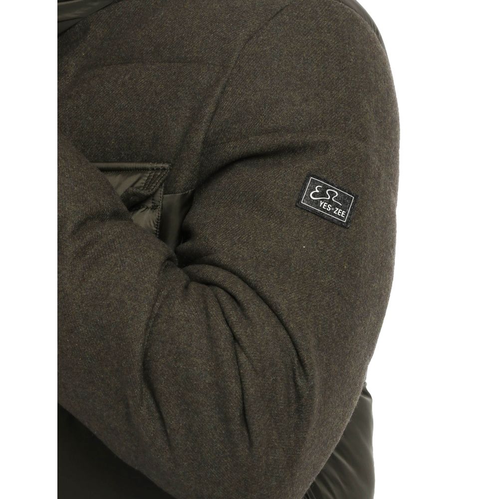 Front view with bag zipped and handles upright.