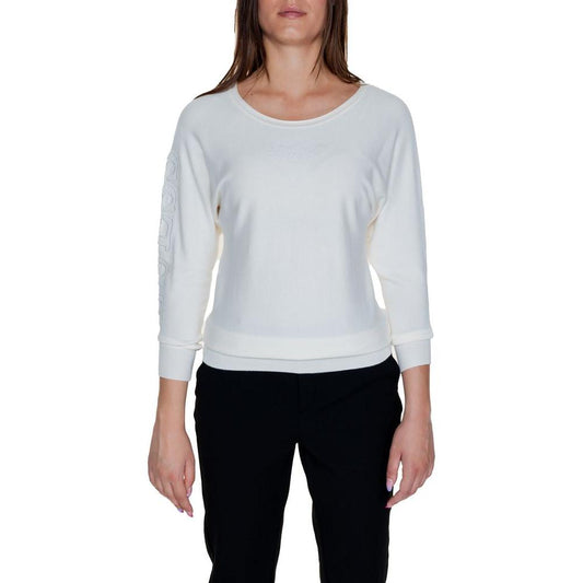 Woman wearing Guess white viscose top with 3/4 sleeves from the Fall/Winter collection, made of 82% viscose, ideal for trendy fashion lovers.