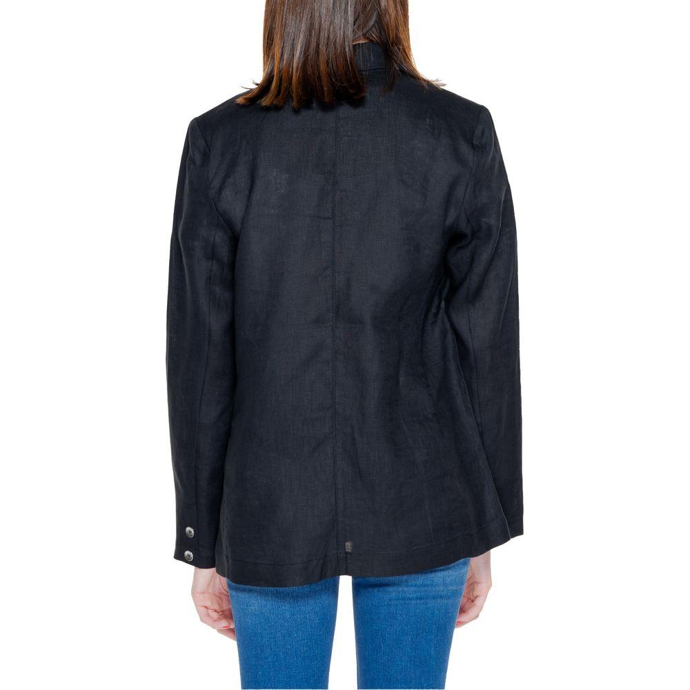 Front view with bag zipped and handles upright.