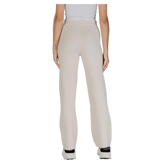 Back view of women's Vero Moda cream viscose pants from the fall/winter collection, made from 50% viscose, 28% polyester, 22% nylon.