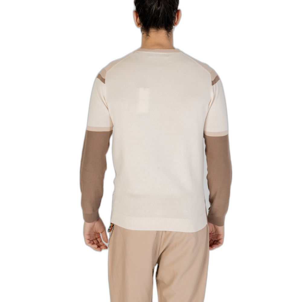 Front view with bag zipped and handles upright.
