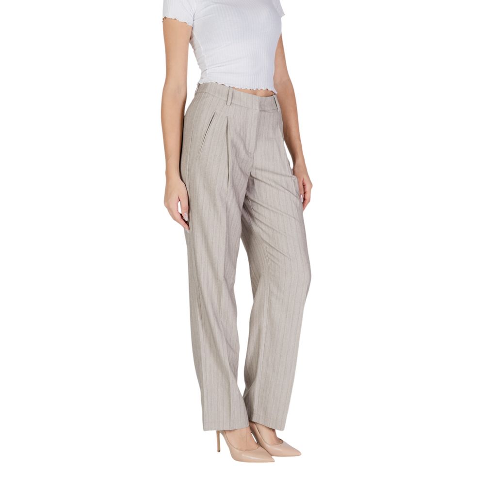 Woman wearing Vero Moda Gray Polyester Pant, fall/winter collection, made of 88% polyester, 8% viscose, 4% elastane.