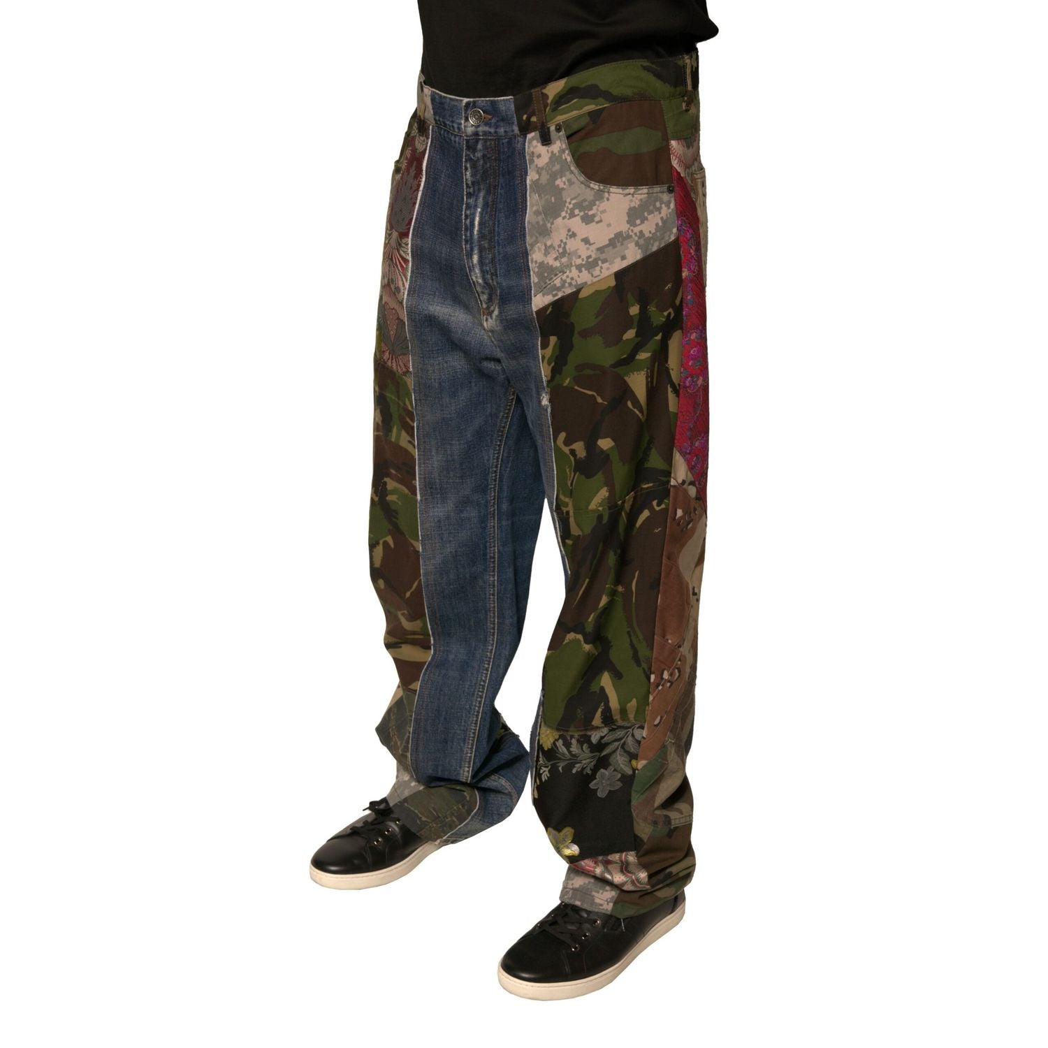 Front view with bag zipped and handles upright.