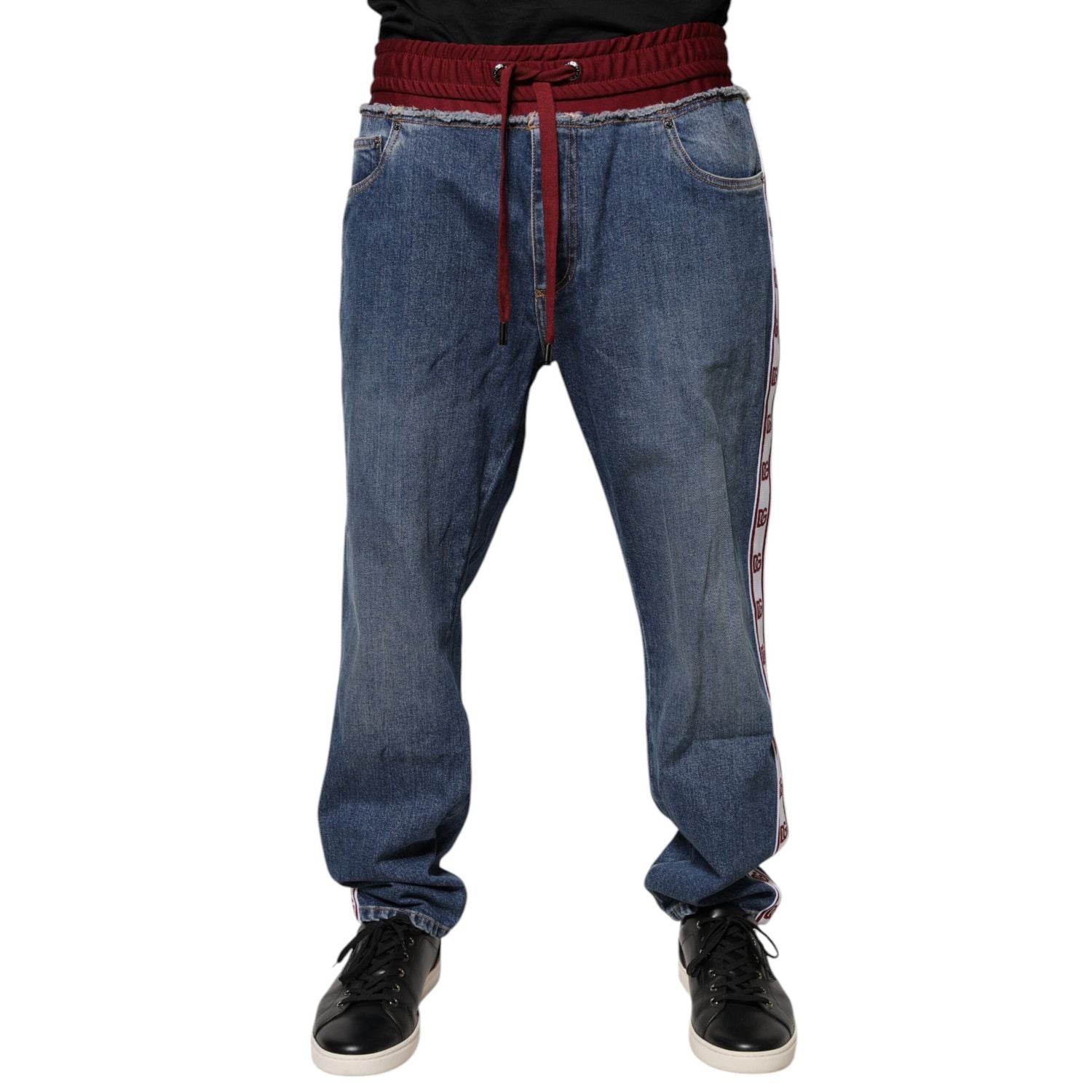 Front view with bag zipped and handles upright.